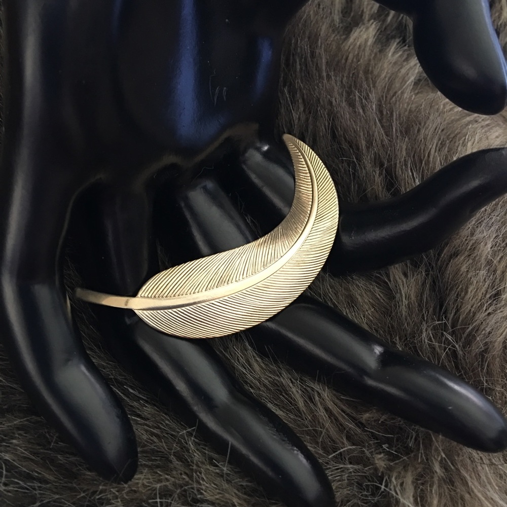 Vintage 70s gold tone textured leaf brooch pin